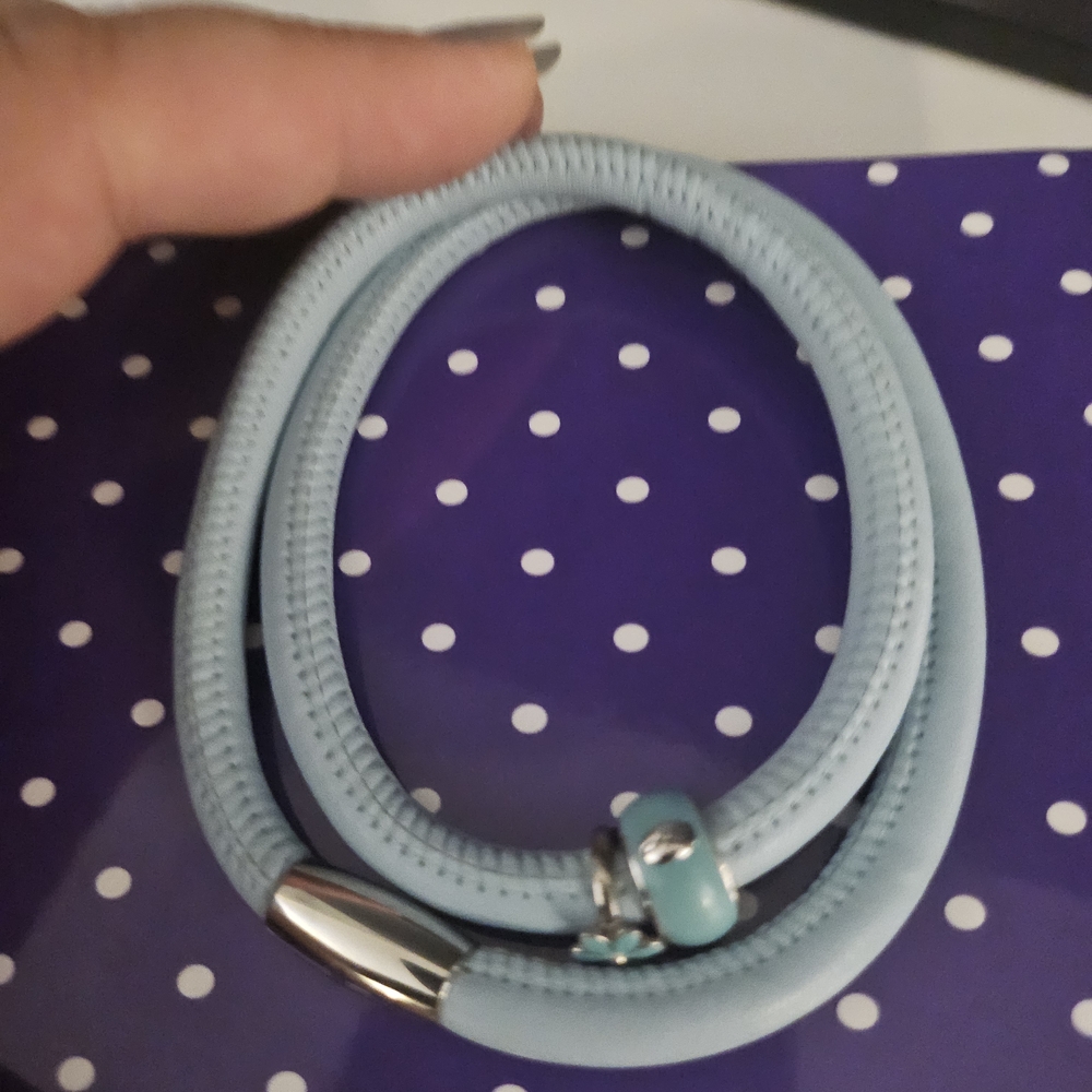 Elegant Blue Leather Bracelet - Picture 2 of 3